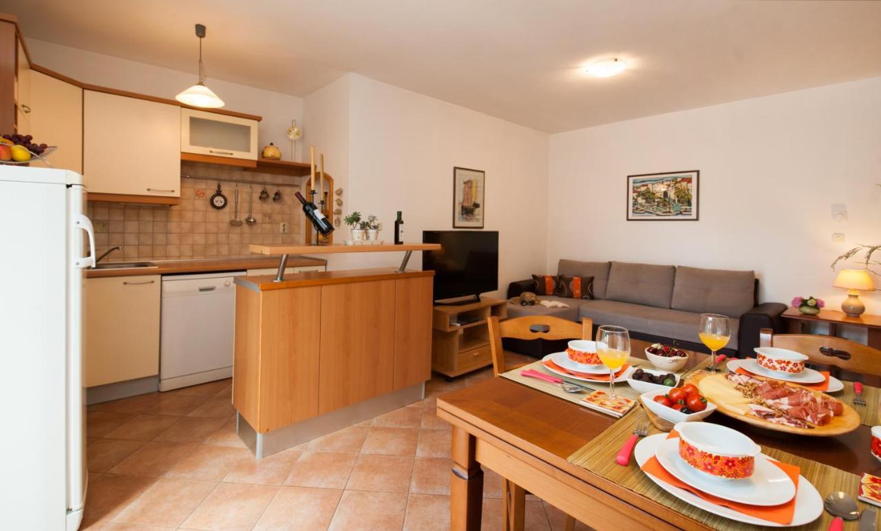 Villa Franka With Swimming Pool Бол Екстер'єр фото